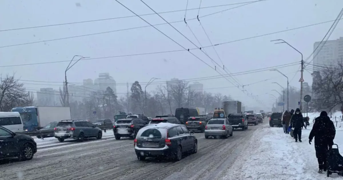 Київ зупинився: через погоду та ДТП столицю скували численні затори.