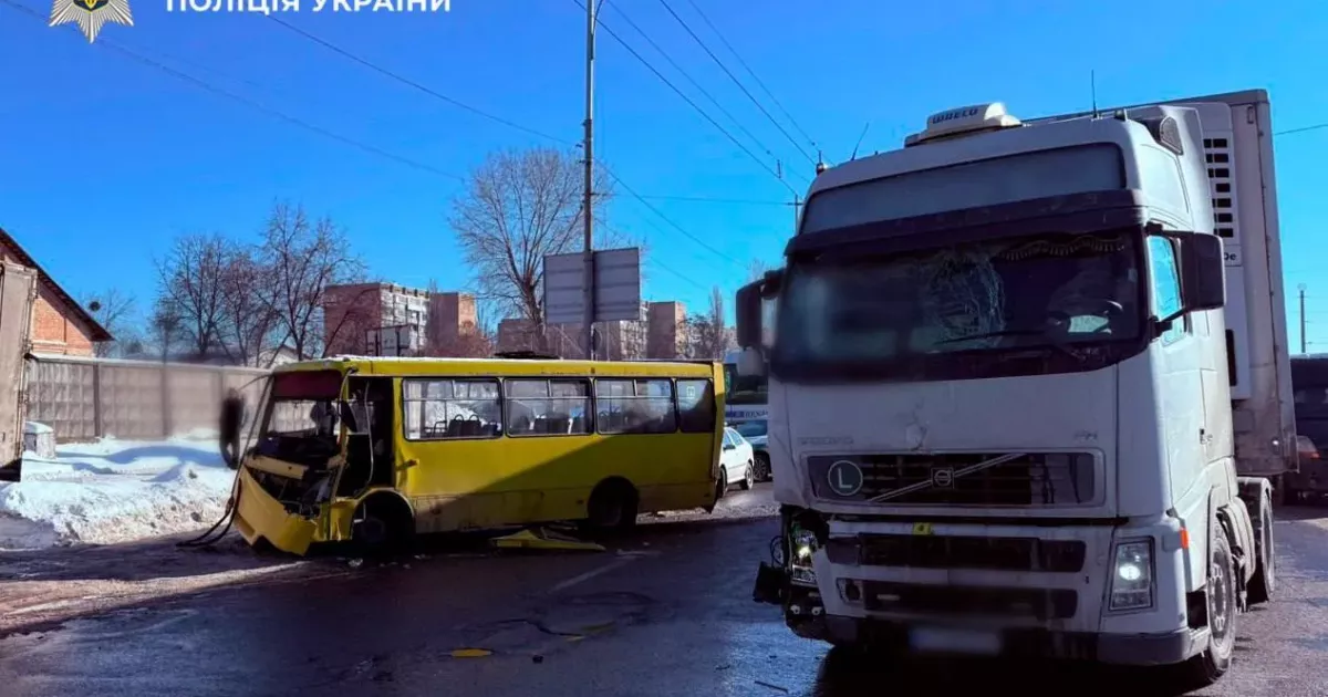 У Києві вантажівка протаранила маршрутку: є постраждалі. Подробиці та фото