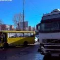 У Києві вантажівка протаранила маршрутку: є постраждалі. Подробиці та фото