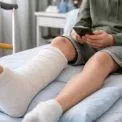 Шок у Києві: матір покинула 14-річного сина на два тижні зі зламаною ногою — у дитини анорексія й порушення органів. Фото