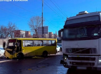 У Києві вантажівка протаранила маршрутку: є постраждалі. Подробиці та фото