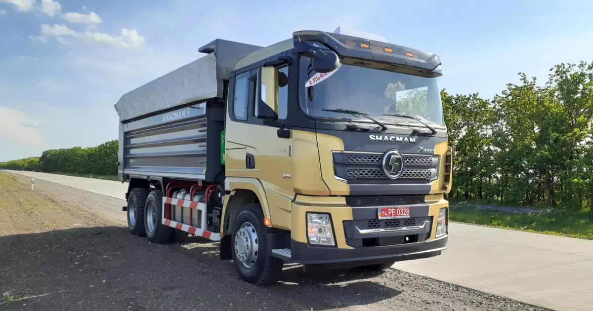 Новий самоскид SHACMAN X3000 для комунальників