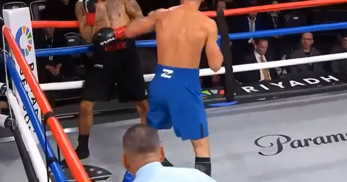 Знамениті українські боксери вийшли на ринг із символом Z на шортах у США: що сталося. Фотофакт