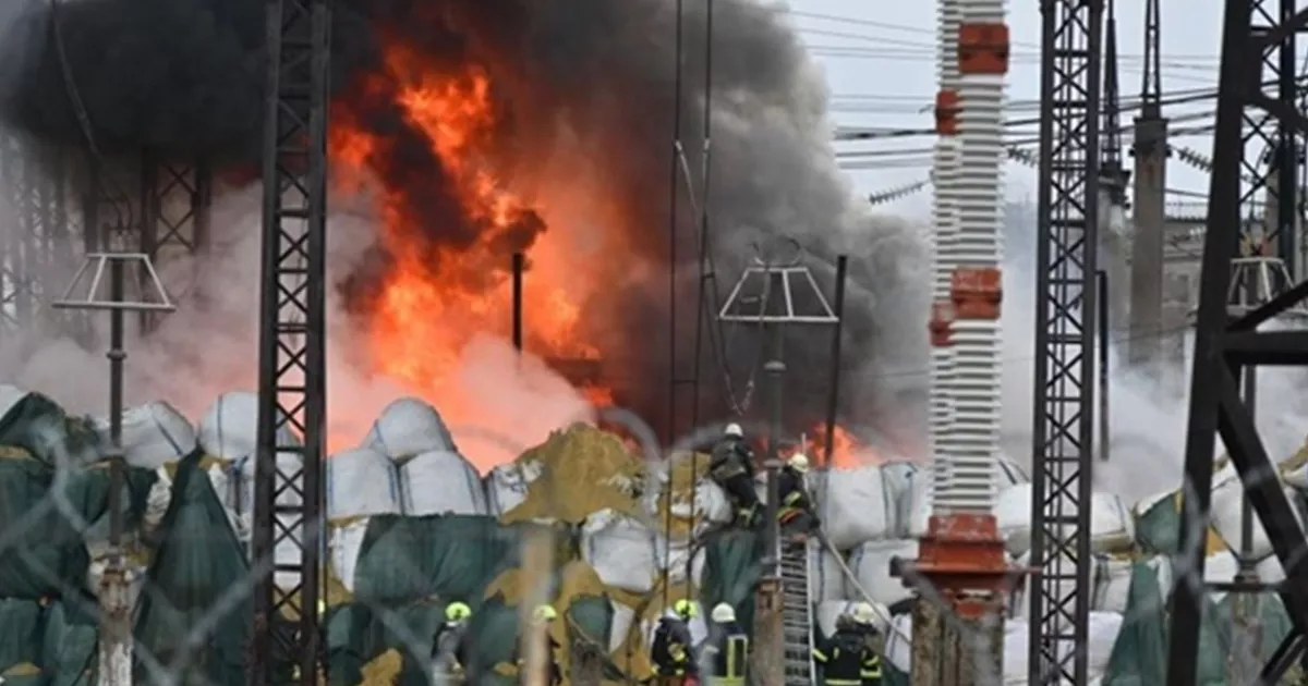 РФ вдарила по енергетиці 8 областей: сотні тисяч без тепла — що з електрикою