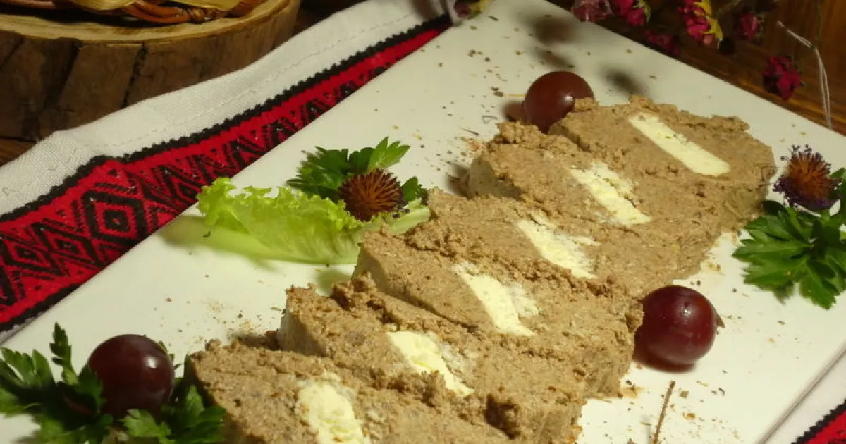 Домашній печінковий паштет з вершковим маслом: можна нарізати на шматочки