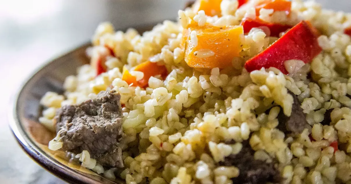 Як смачно приготувати булгур на обід: рецепт ситної страви на сковорідці