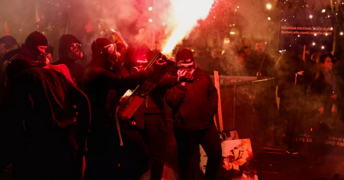 Тисячі людей вийшли на вулиці: в Албанії спалахнули антиурядові протести через звинувачення в корупції