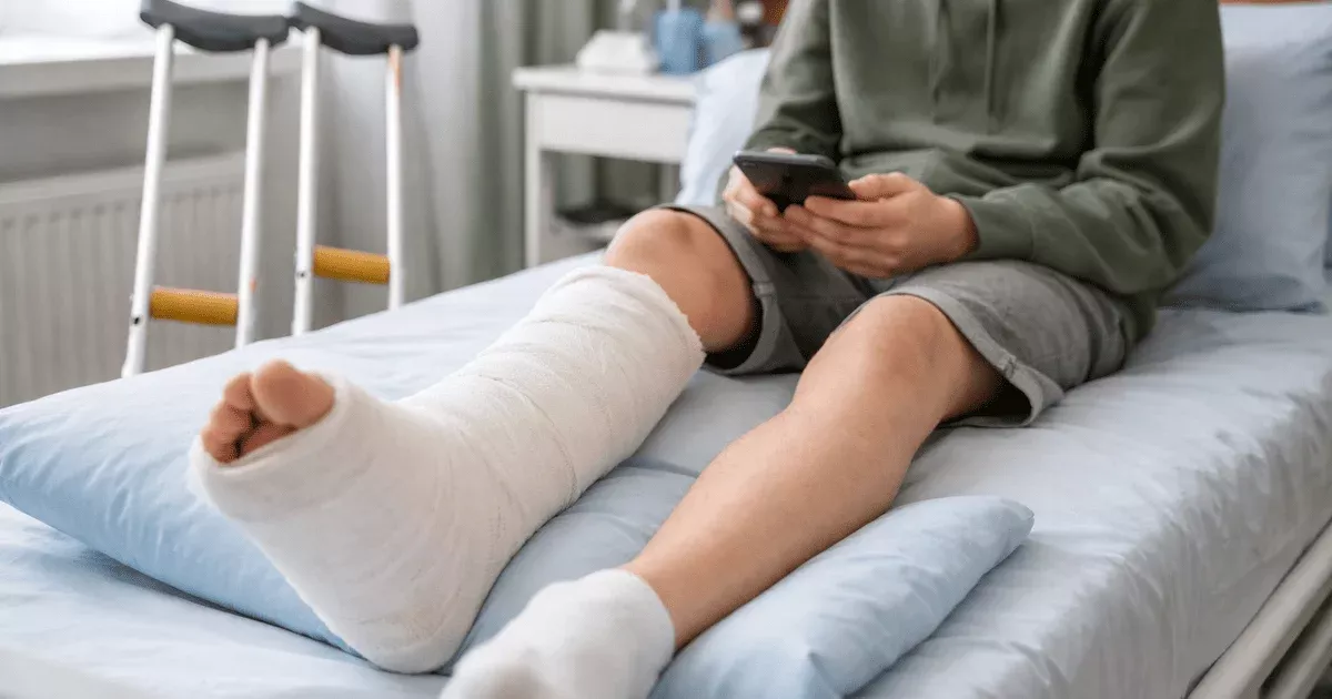 Шок у Києві: матір покинула 14-річного сина на два тижні зі зламаною ногою — у дитини анорексія й порушення органів. Фото