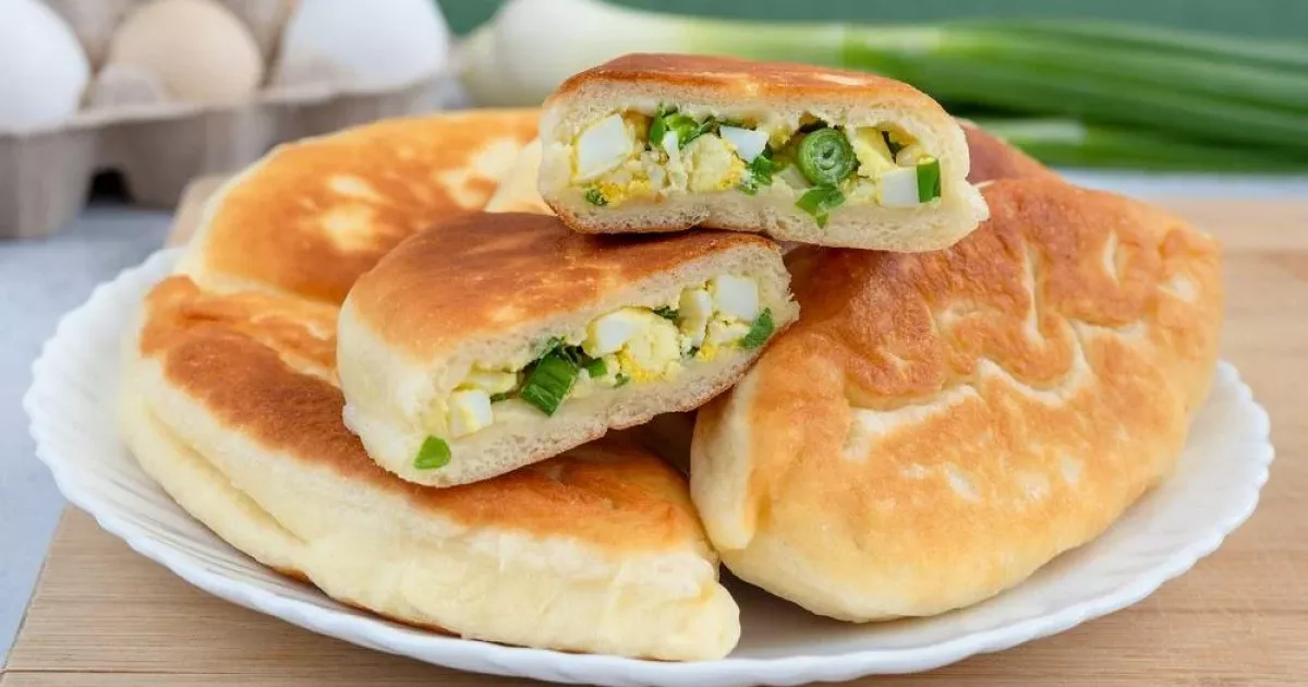 Смачні смажені пиріжки з яйцями та зеленню: готуються за лічені хвилини