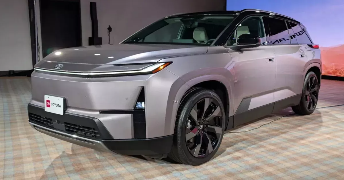 Довгоочікуваний кросовер Toyota Highlander 2027 показали наживо. Фото