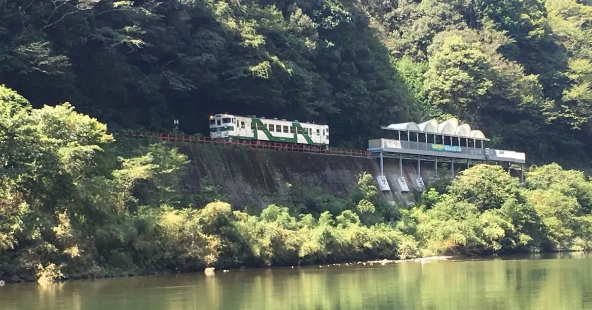 У Японії знайшли залізничну станцію без входу й виходу — туристи збентежені