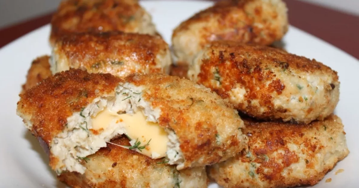 Соковиті курячі котлети з сиром і вареними яйцями: ділимося рецептом оригінальної страви