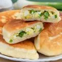 Смачні смажені пиріжки з яйцями та зеленню: готуються за лічені хвилини
