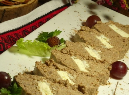 Домашній печінковий паштет з вершковим маслом: можна нарізати на шматочки