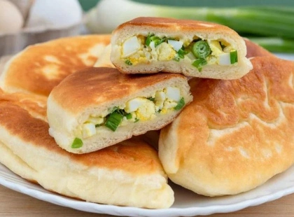 Смачні смажені пиріжки з яйцями та зеленню: готуються за лічені хвилини