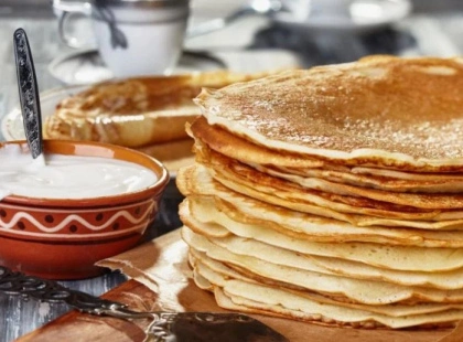 Тонкі французькі млинці з теплим молоком — як приготувати швидко й смачно