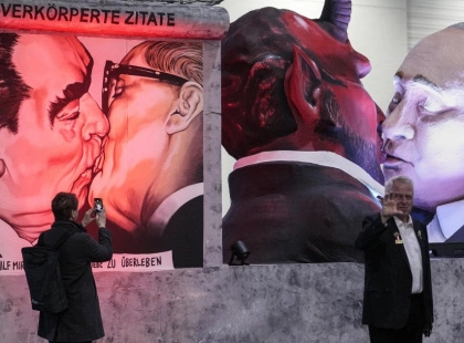 путін і Трамп — «герої» сатиричного карнавалу в Німеччині: знакове послання скульптора. Фото