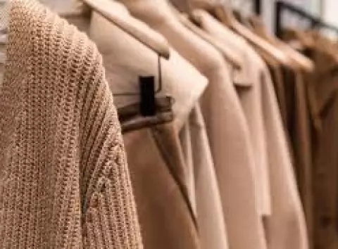 Як позбутися від електризації одягу без антистатика: прості трюки