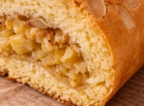 Солодкий яблучний рулет з натертих яблук: елементарний рецепт до чаю