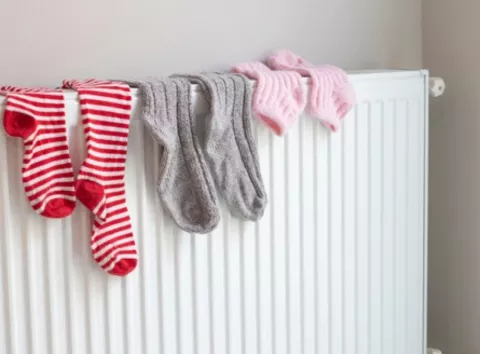 Ви ризикуєте здоров’ям: чому не варто сушити одяг на батареях