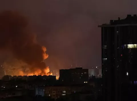 росія атакувала Київ дронами й ракетами — є пошкодження й постраждалі: перші подробиці