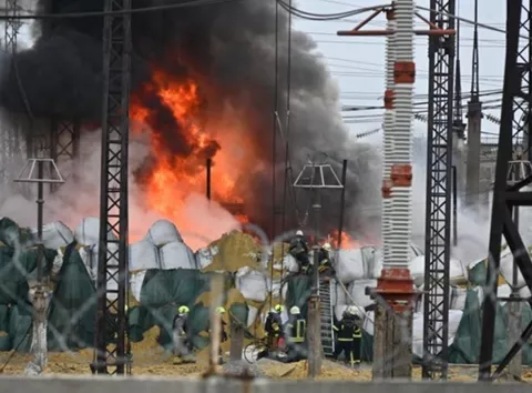 РФ вдарила по енергетиці 8 областей: сотні тисяч без тепла — що з електрикою