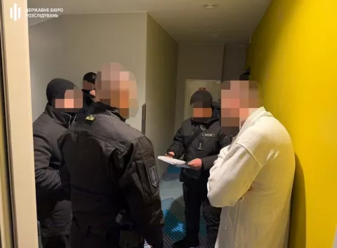 На Київщині офіцеру ТЦК повідомили підозру: бив мобілізованих і знімав свої дії на відео — Фото