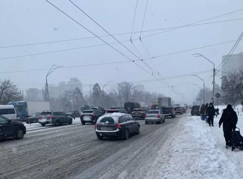 Київ зупинився: через погоду та ДТП столицю скували численні затори.