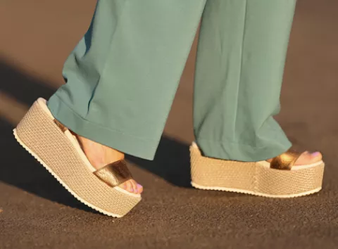 Давно забутий взуттєвий тренд несподівано підкорив подіуми: платформи повернулись