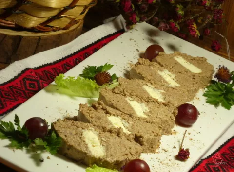 Домашній печінковий паштет з вершковим маслом: можна нарізати на шматочки