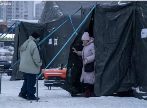 «Виїхали з квартири, коли там було лише +3°»: як виживають мешканці лівого берега Києва без світла й опалення