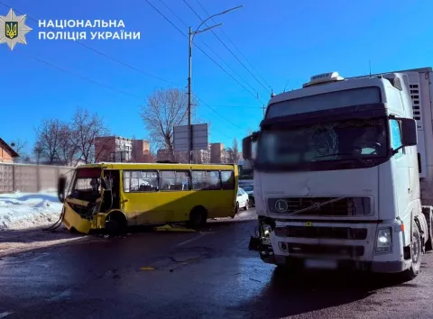 У Києві вантажівка протаранила маршрутку: є постраждалі. Подробиці та фото