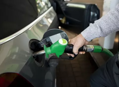 Українські АЗС готуються суттєво переписувати ціни на бензин: чого очікувати найближчими днями