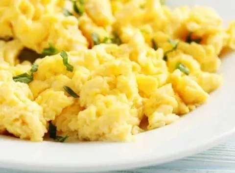 Пухка і кремова яєчня на сніданок: у чому секрет приготування