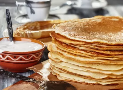 Тонкі французькі млинці з теплим молоком — як приготувати швидко й смачно