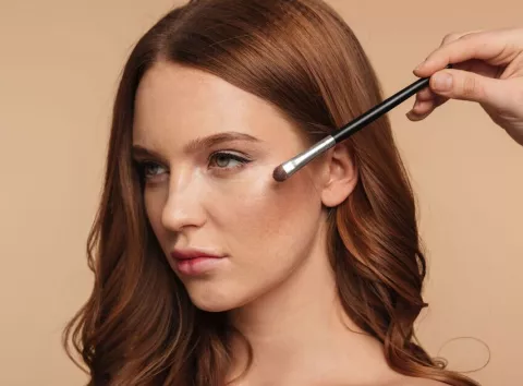 Як зробити, щоб тональний крем був ледве помітним: секундний трюк