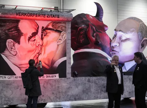 путін і Трамп — «герої» сатиричного карнавалу в Німеччині: знакове послання скульптора. Фото