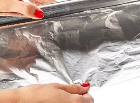 Для чого класти фольгу в морозилку: неочікуваний лайфхак