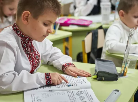 «Змушуйте його читати вдома». У мережі виникла дискусія через прохання вчительки: думки батьків розділились