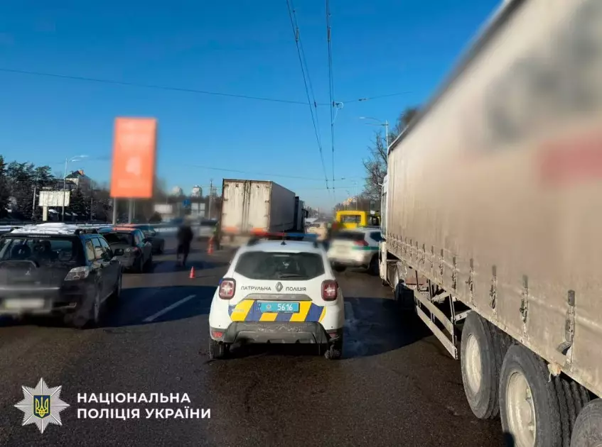 У Києві вантажівка протаранила маршрутку: є постраждалі. Подробиці та фото - 1