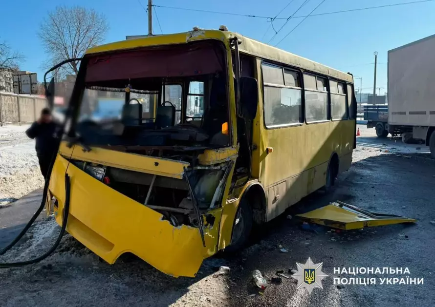 У Києві вантажівка протаранила маршрутку: є постраждалі. Подробиці та фото - 2